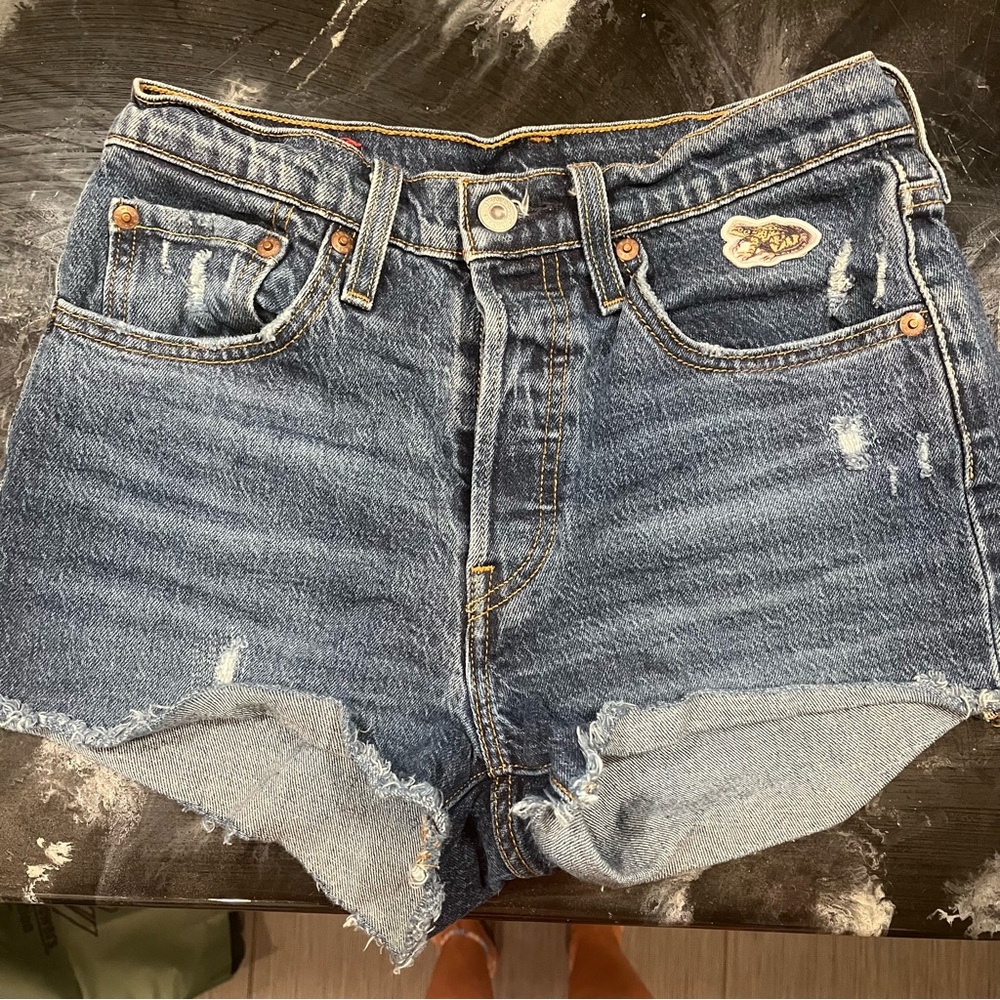 Unique Levi’s cut off denim 501 shorts w frog patch. Black label unique patch 25